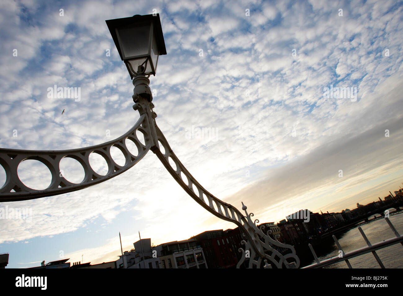 Crepuscolo in scena al famoso Ha'penny Bridge Dublino Irlanda. Foto Stock