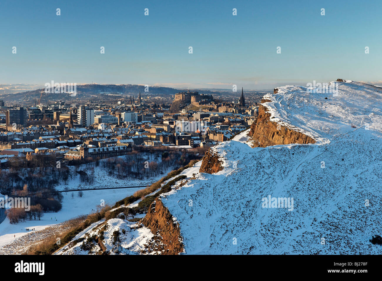 Vista su Salisbury Crags e Edimburgo, Scozia, Regno Unito. Foto Stock