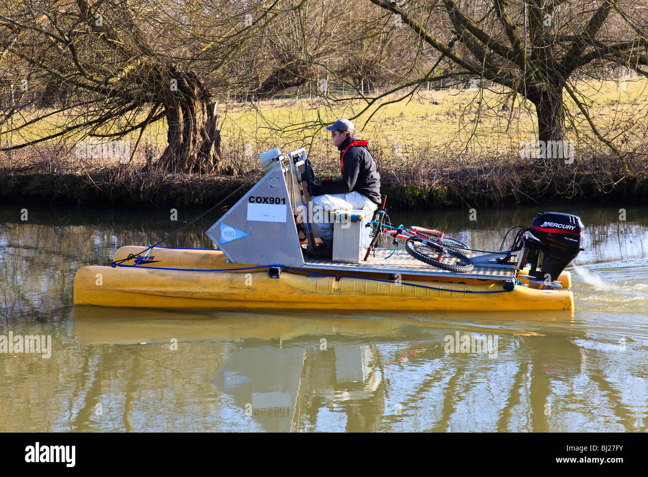 Cox su un fuoribordo catamarano alimentato a Iffley Lock, Oxford, Oxfordshire, Regno Unito Foto Stock