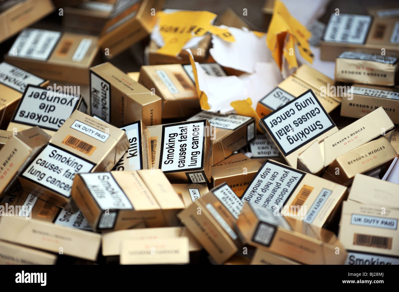 Migliaia di sigarette contraffatte sequestrate in un raid dalle norme commerciali sono distrutti Foto Stock