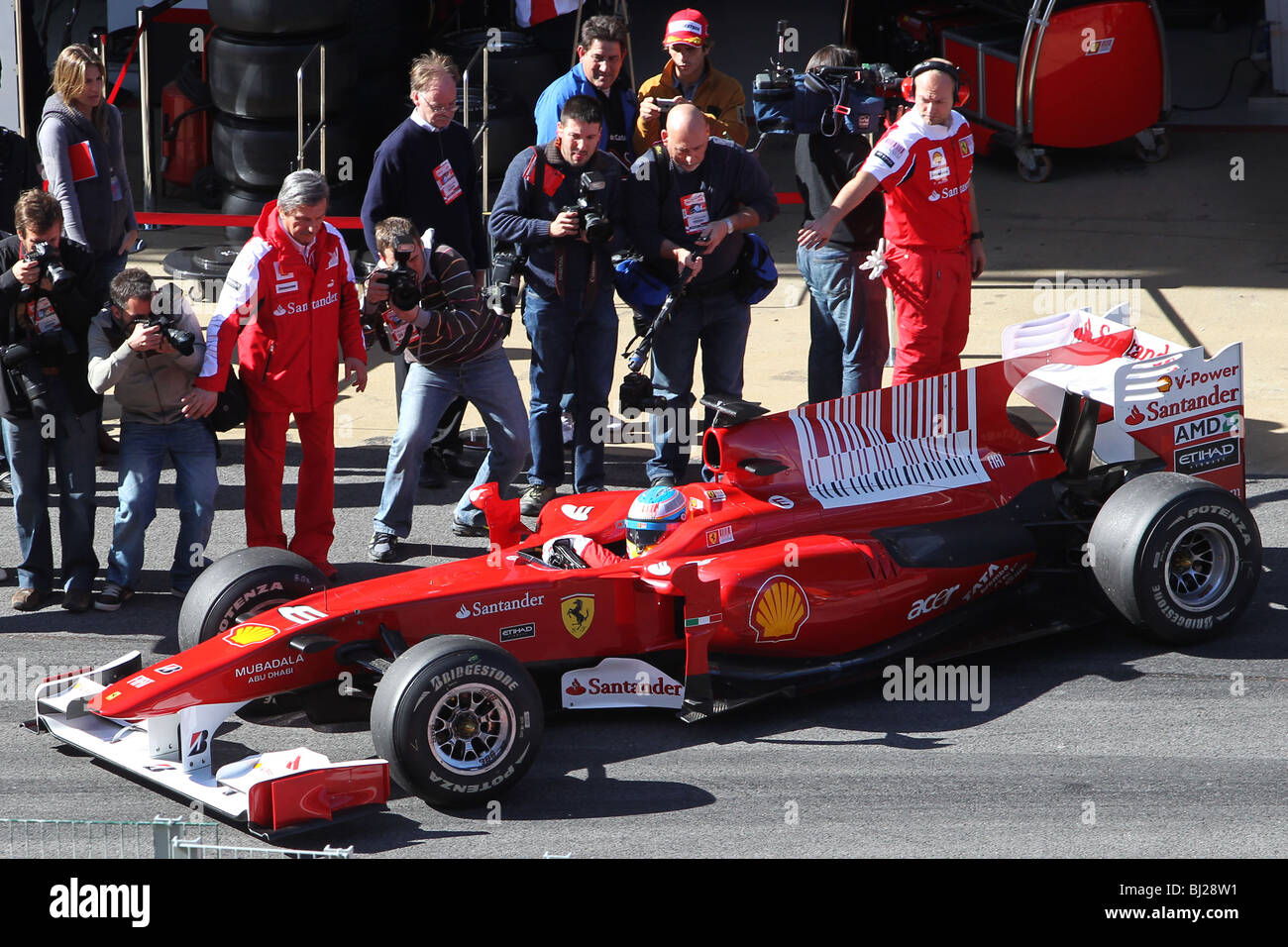 Fernando Alonso guida per il 2010 team Ferrari a Barcellona Foto Stock