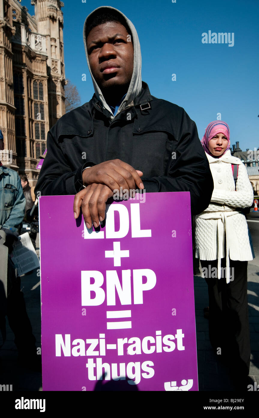 UAF (uniti contro il fascismo) protesta in piazza del Parlamento contro Islamophobic uomo politico olandese Geert Wilders visita a Londra. Foto Stock