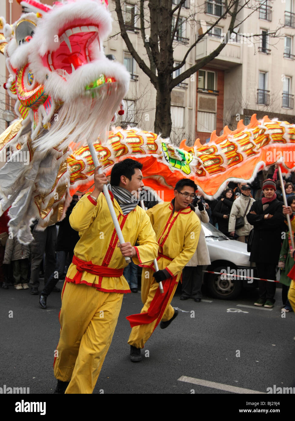 Ballerini eseguono il drago danza del nuovo anno cinese sfilano per le strade di Parigi, Francia Foto Stock