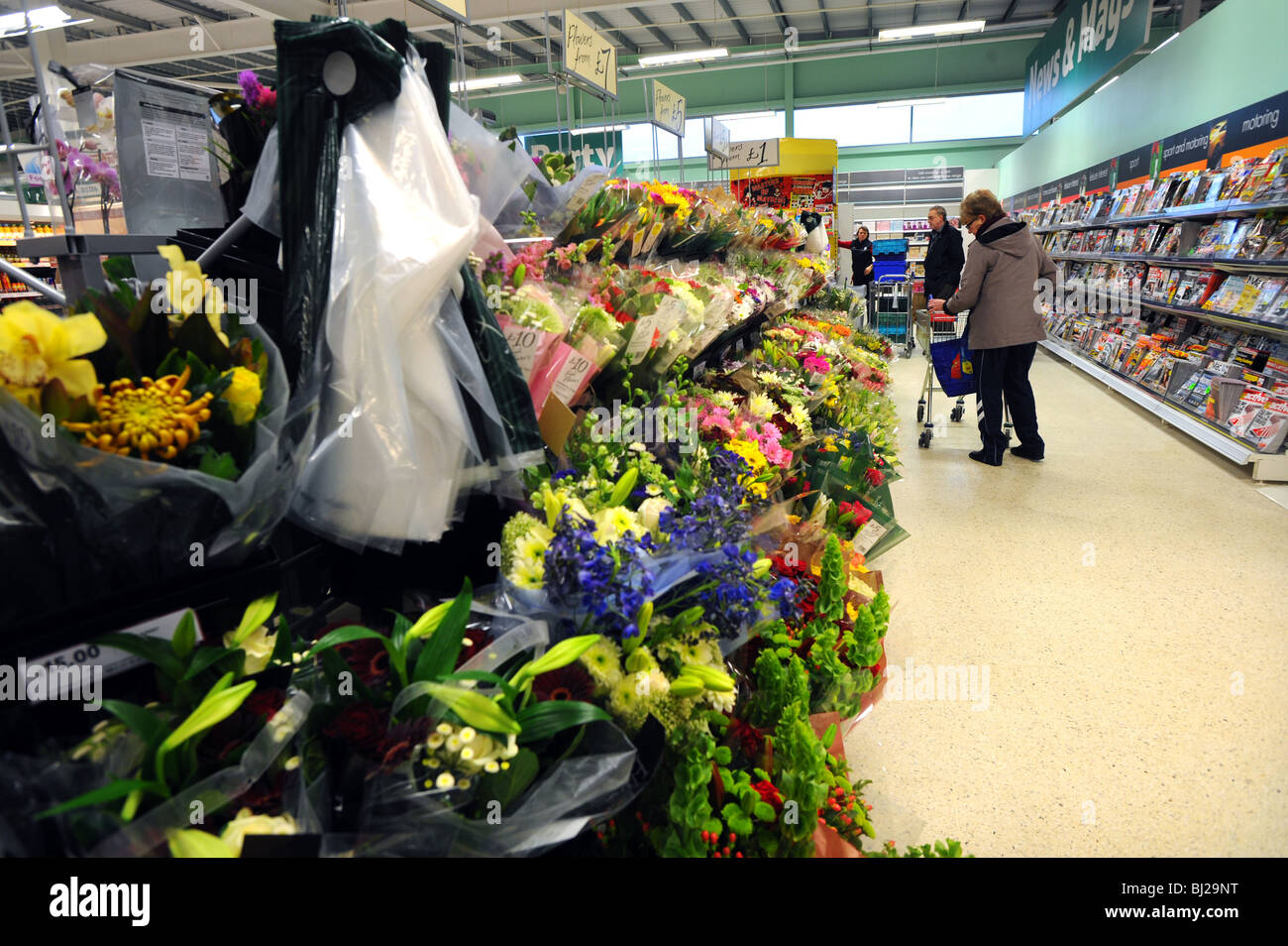 Mazzi di fiori in vendita in un supermercato Tesco Foto Stock