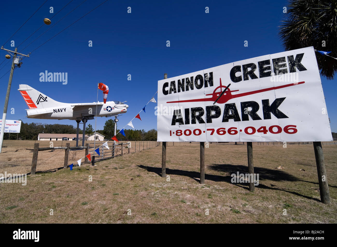 Airpark con US Navy A7 Corsair II jet da combattimento aereo montato sul display accanto alla pista di Lake City Florida Foto Stock