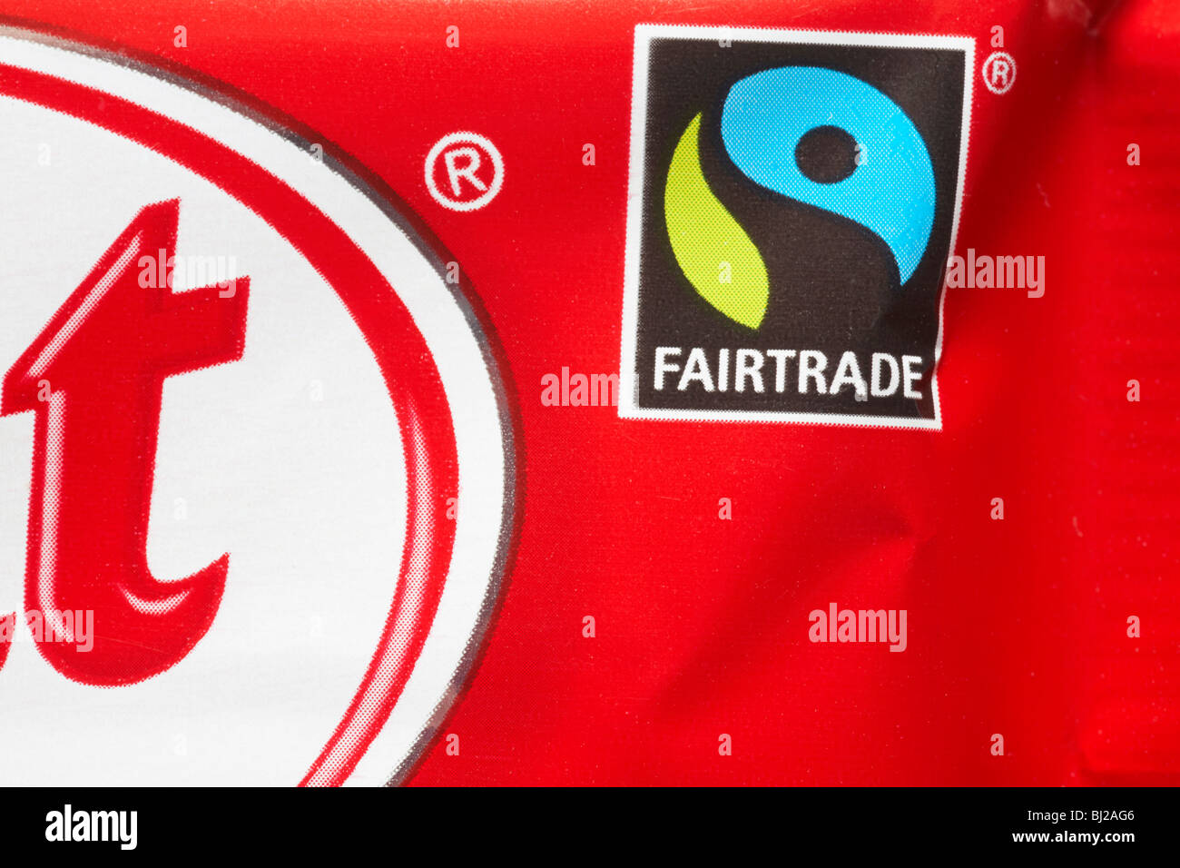 Fairtrade logo su KitKat chocolate bar wrapper Fairtrade - simbolo del logo del commercio equo e solidale Foto Stock