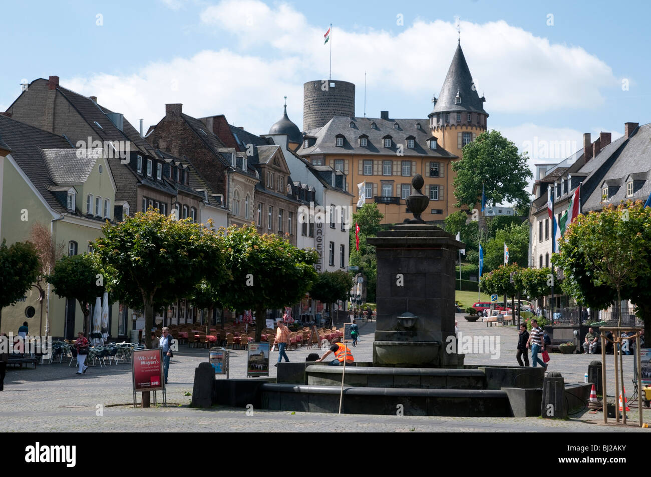 La piazza del mercato e Genovevaburg, città vecchia Mayen Eifel, Renania-Palatinato, Germania Foto Stock