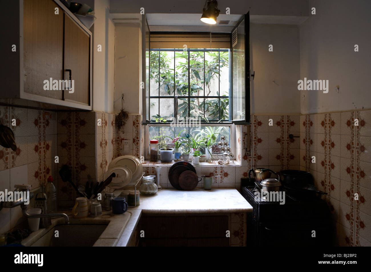 Piano di lavoro lavello e piano cottura in una sporca malandato cucina in sud america Foto Stock