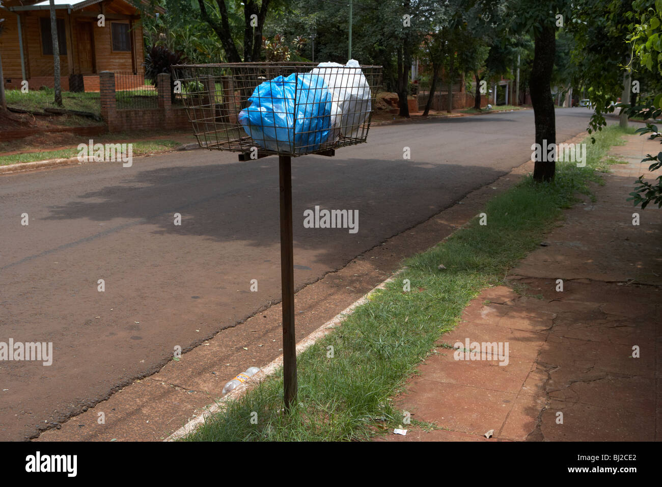 Rifiuti Rifiuti sinistra fuori su una strada in puerto iguazu in argentina i sacchetti sono collocati su cavalletti per evitare interferenze da parte di animali Foto Stock