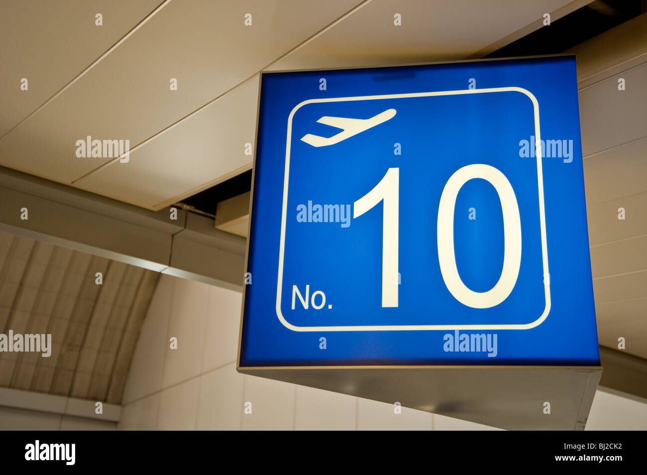 Il numero di porta 10 sospiro in un aeroporto Foto Stock