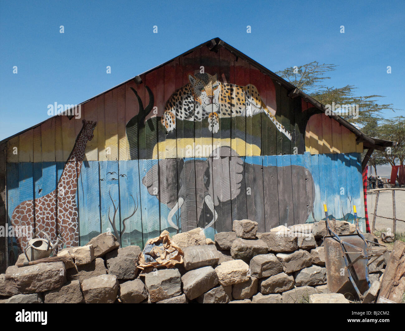 Casa dipinta in un villaggio keniano, Rift Valley, Africa Foto Stock