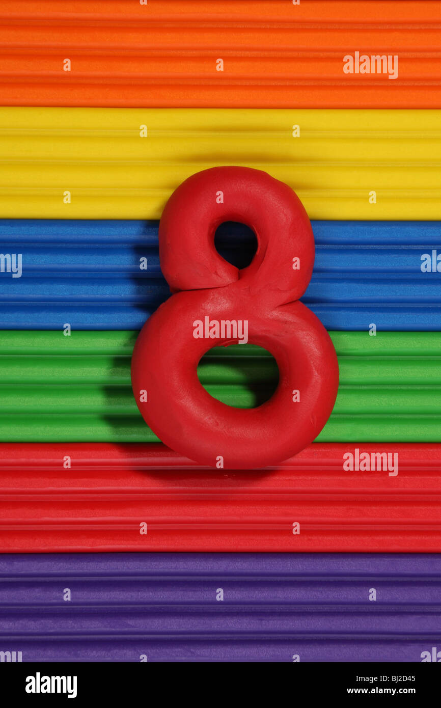 Numero 8 fatta di plastilina sul background di plastilina Foto Stock