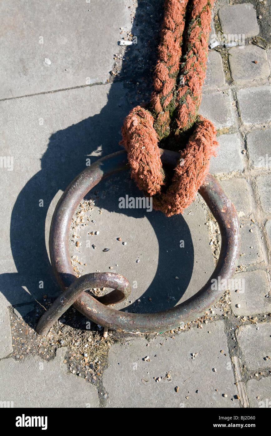 Anello di ormeggio con funi Foto Stock