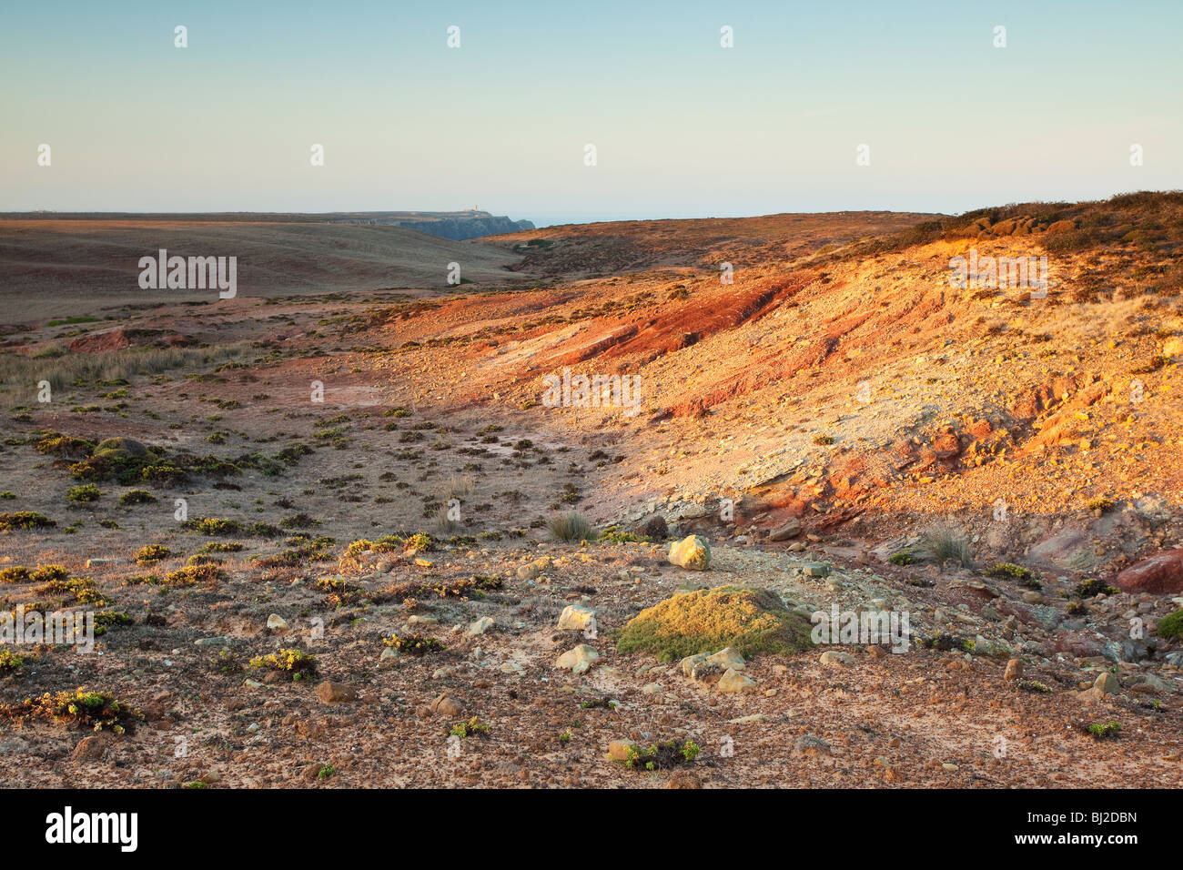 Deserto vicino a Sagres guardando verso l'ultimo faro in Europa continentale Foto Stock