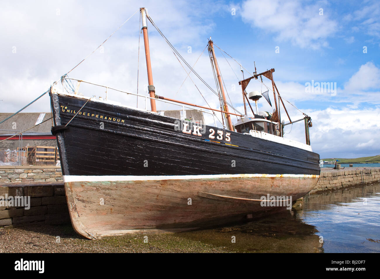 Il vecchio peschereccio a Lerwick Foto Stock