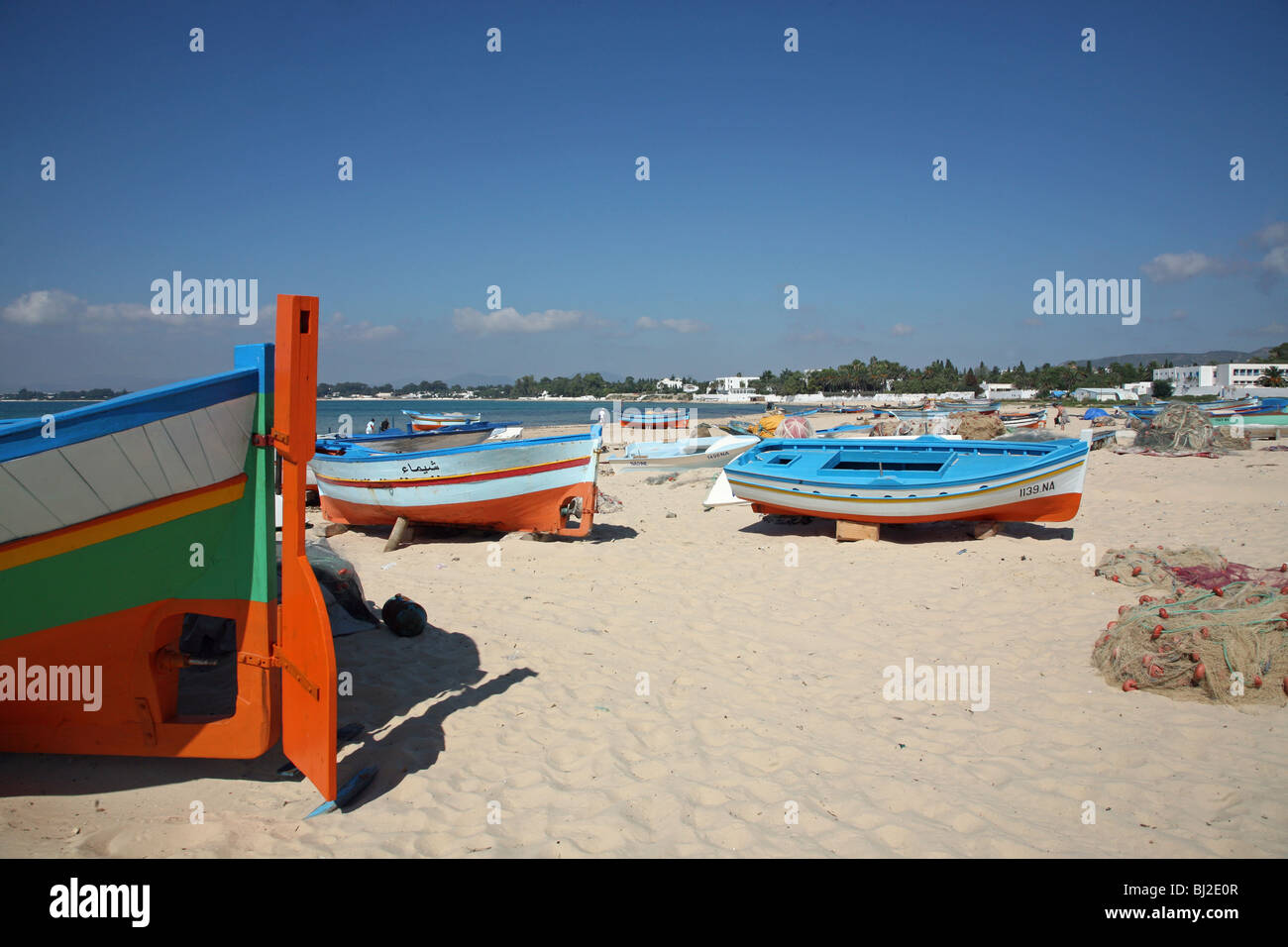 Barche colorate sulla spiaggia di Hammamet, Tunisia, Nord Africa Foto Stock