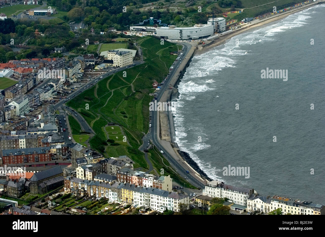 Fotografia aerea di Scarborough, North Yorkshire, Regno Unito, mostra erosione costiera lavoro di difesa. Foto Stock
