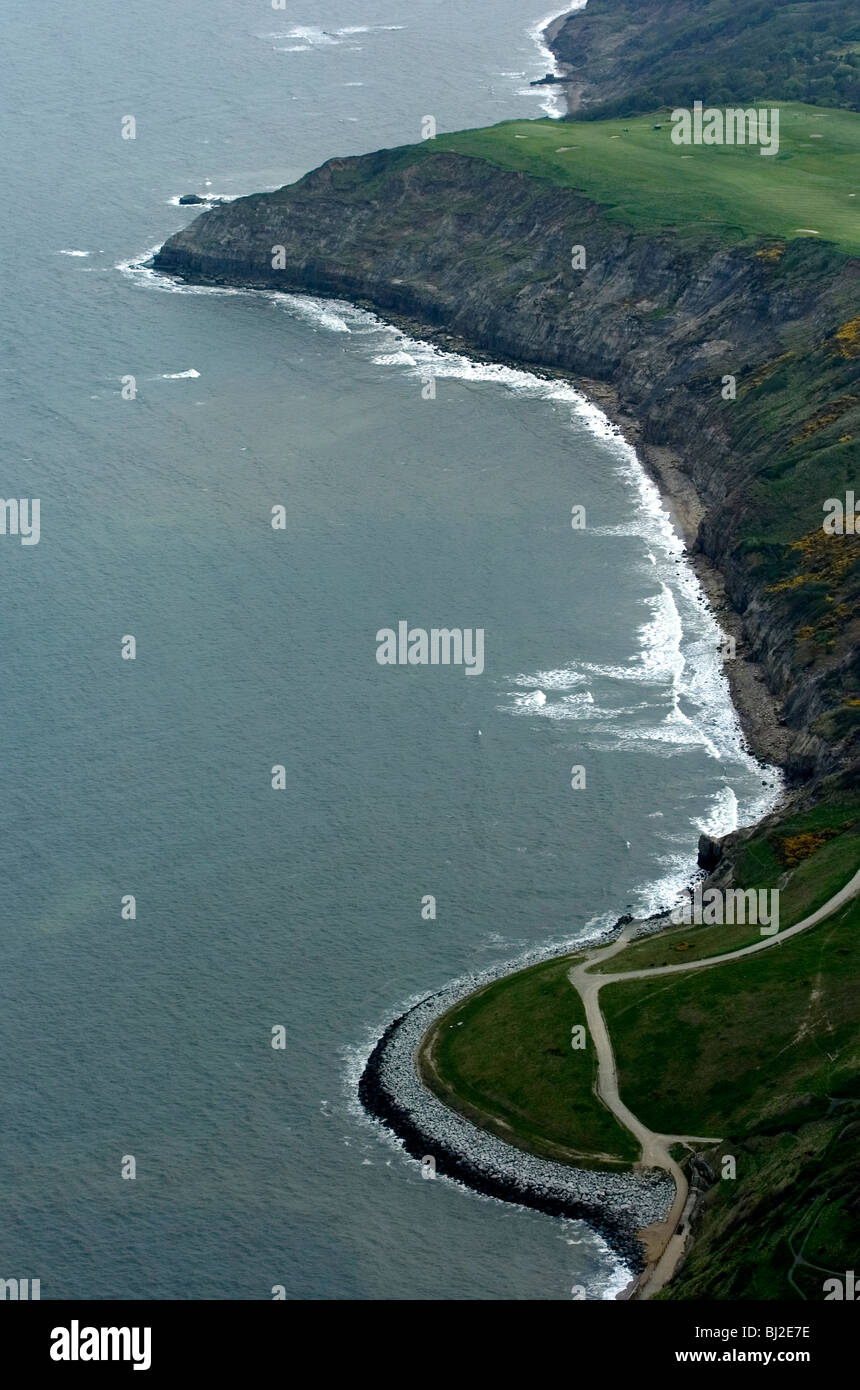 Fotografia aerea di Scarborough, North Yorkshire, Regno Unito, mostra erosione costiera lavoro di difesa. Foto Stock