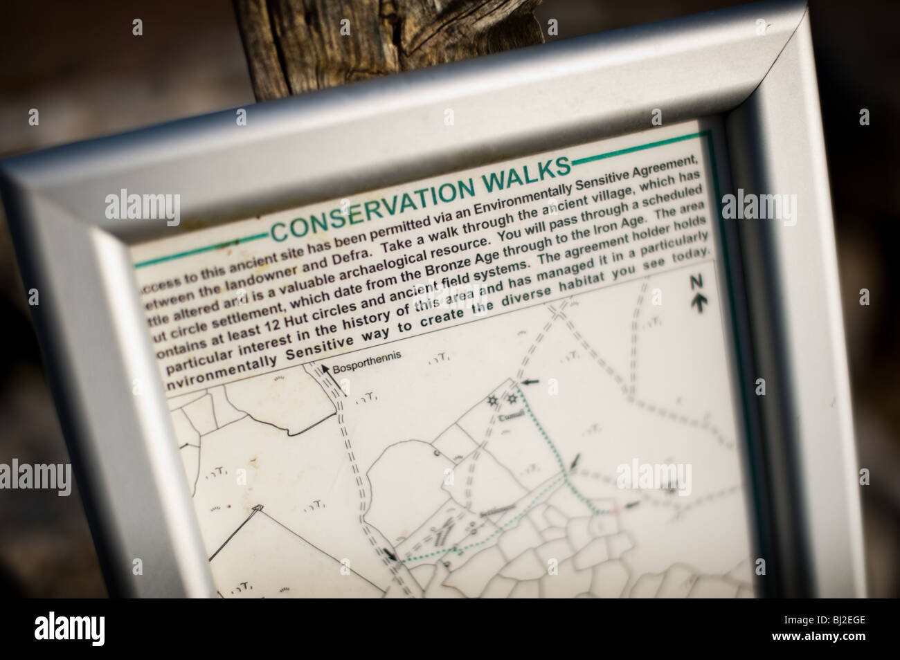 Defra sign in il Cornish campagna fornendo informazioni sulle passeggiate di conservazione Foto Stock