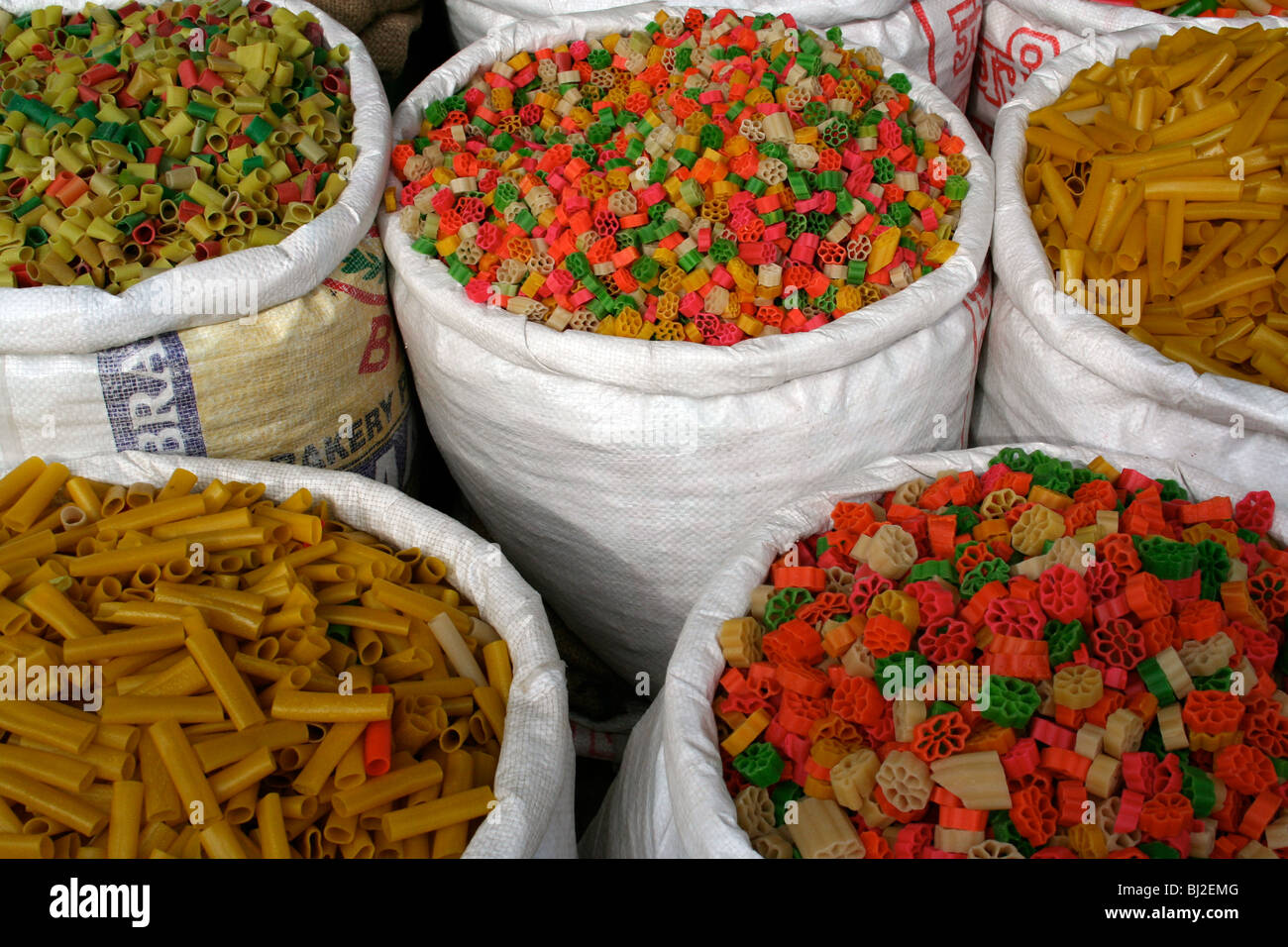 I sacchi pieni di varie paste per la vendita. Foto Stock