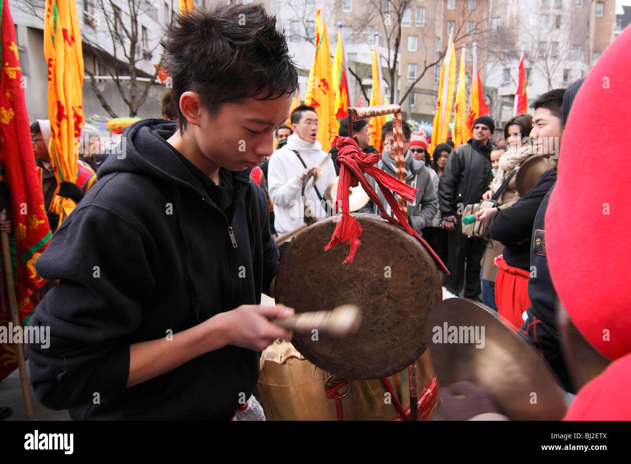 Un musicista in esecuzione al nuovo anno cinese sfilano per le strade di Parigi, Francia Foto Stock