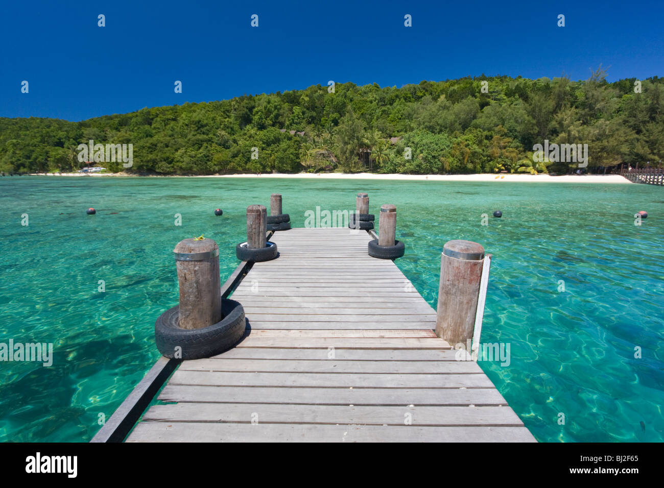 Jetty di Manukan island a Sabah Borneo Malaysia con le sue acque turchesi, vegetazione verde e spiagge di sabbia bianca Foto Stock