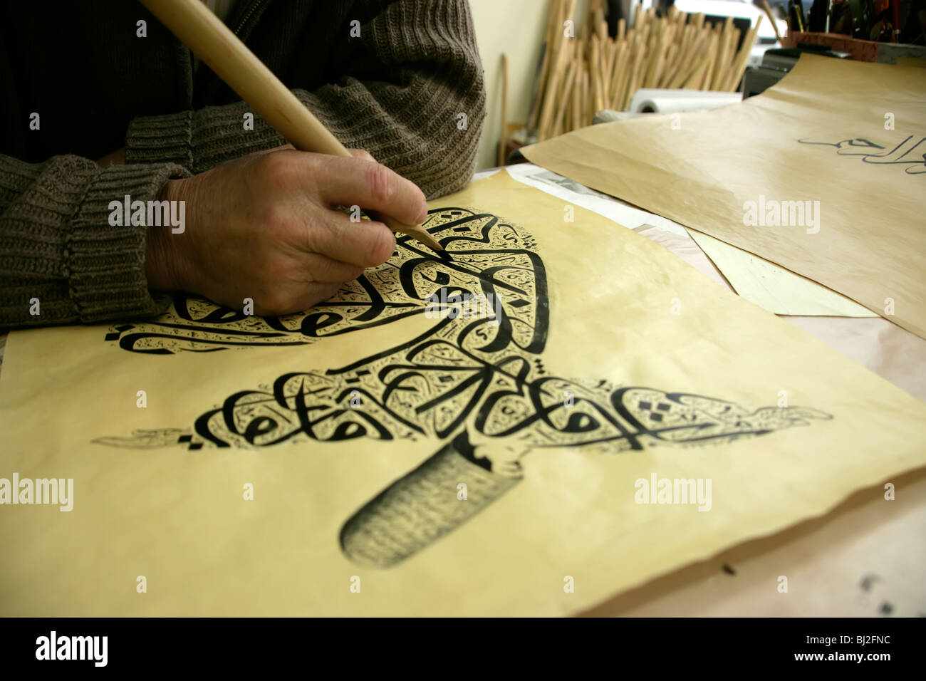 Tradizionale la calligrafia Araba raffigurante un derviscio armato ad Istanbul in Turchia, da Hattat Kamil Nazik Foto Stock