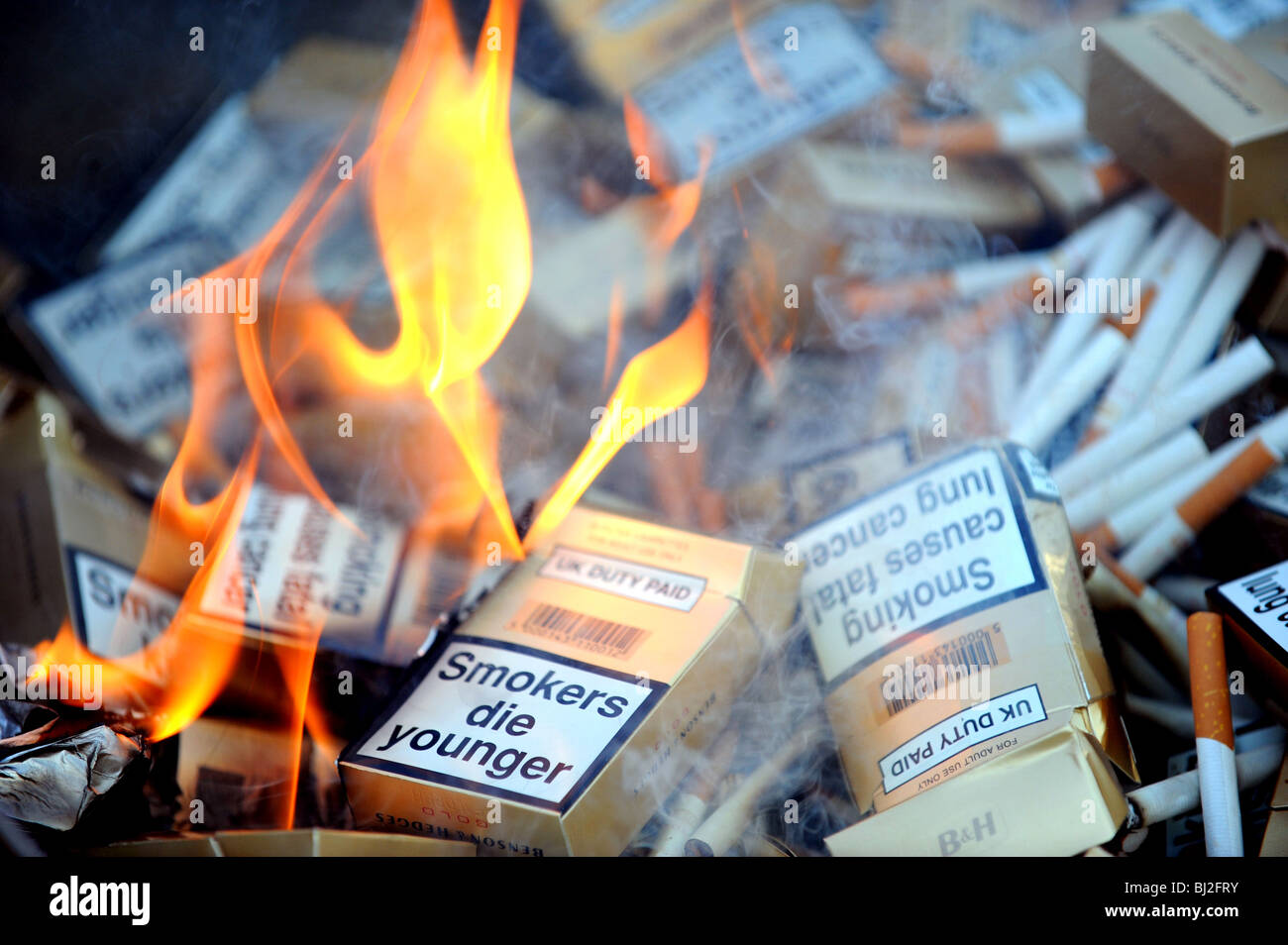 Migliaia di sigarette contraffatte sequestrate in un raid dalle norme commerciali sono distrutti Foto Stock