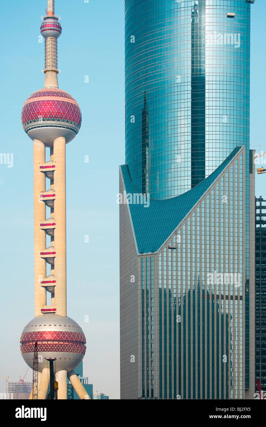 E moderno grattacielo e Oriental Pearl TV Tower, il Quartiere Finanziario di Lujiazui, Pudong, Shanghai, Cina e Asia Foto Stock