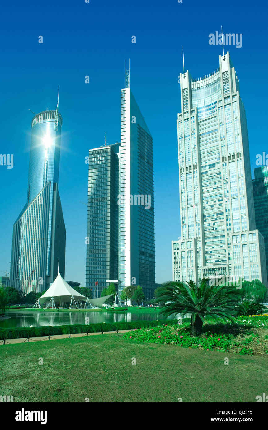 Skyline di edifici per uffici presso il Quartiere Finanziario di Lujiazui dal parco "centrale" Greenfield, Pudong, Shanghai, Cina e Asia Foto Stock
