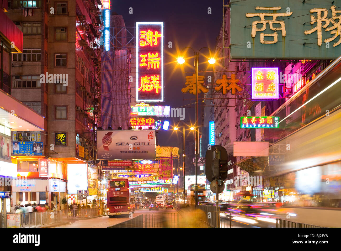 Il trafficato quartiere commerciale di Nathan Road, Tsimshatsui, Kowloon, Hong Kong, Cina, Asia Foto Stock