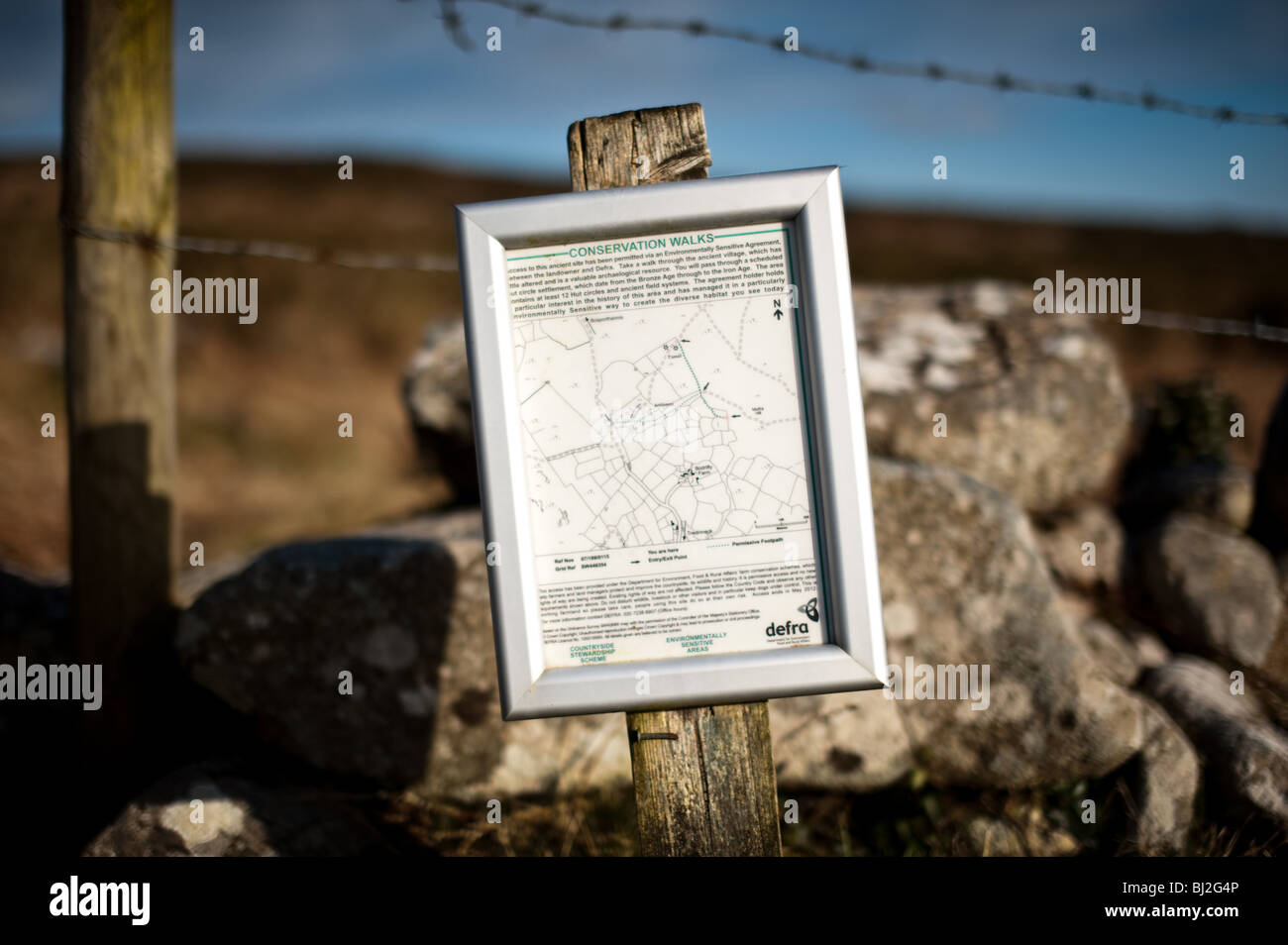 Defra sign in il Cornish campagna fornendo informazioni sulle passeggiate di conservazione Foto Stock
