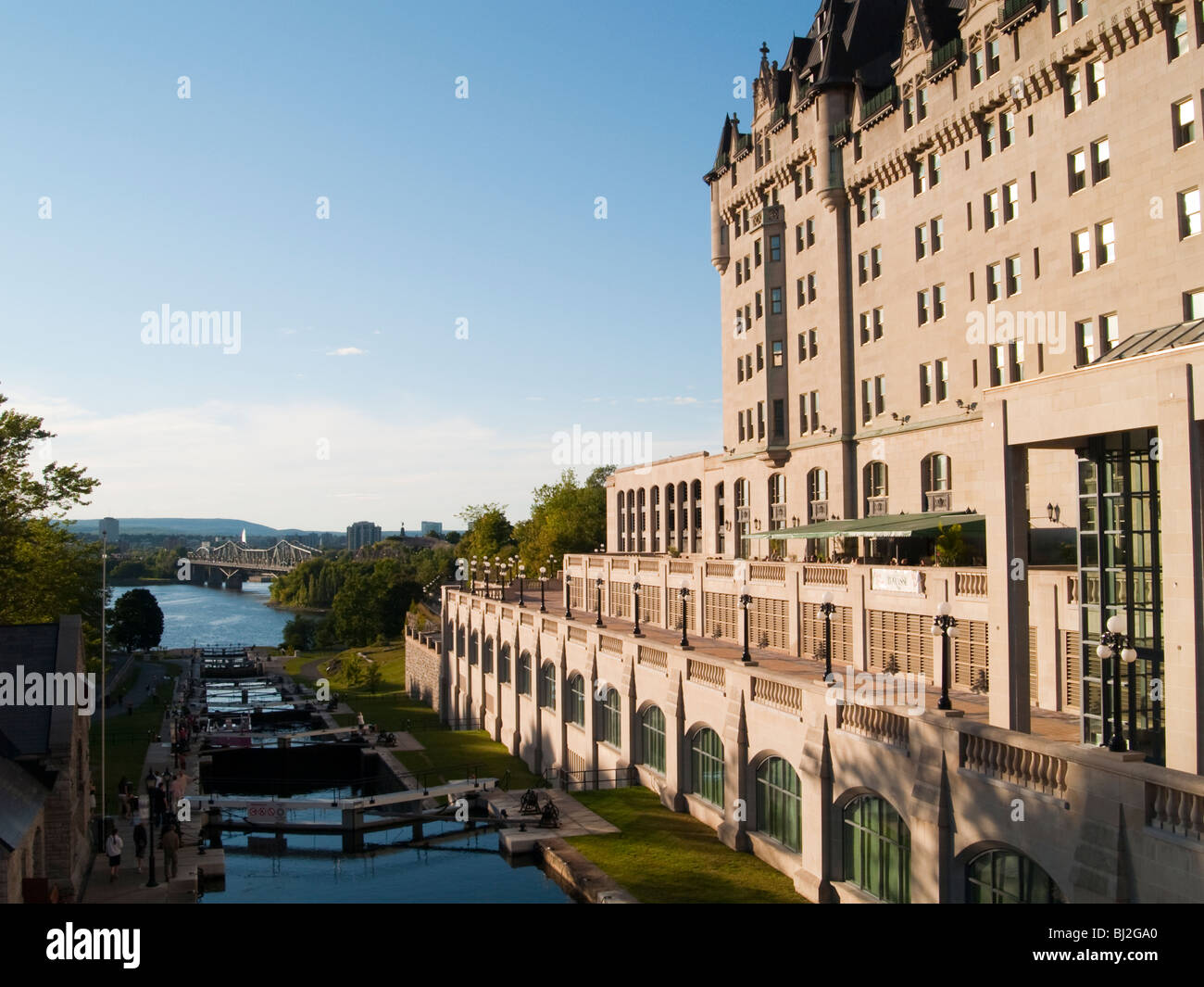 Il Rideau Canal accanto la splendida Fairmont Chateau Laurier Hotel nel Centro Cittadino di Ottawa, Ontario Canada Foto Stock