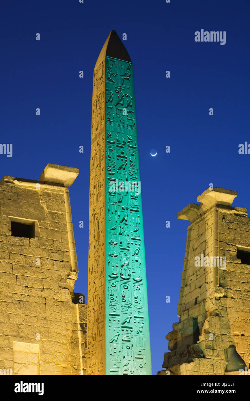 Pilone e obelisco di Ramses II, del Tempio di Luxor in Egitto Foto Stock