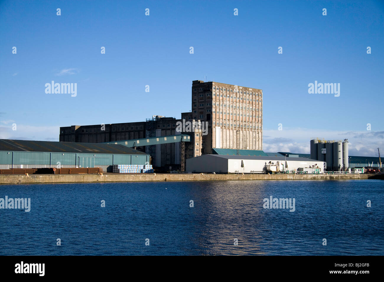 Un deposito di grano in Edimburgo di Leith Docks su una luminosa giornata di sole. L'Albert Dock è visibile nel forefground Foto Stock