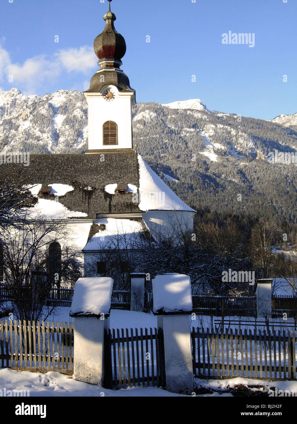 La Chiesa Parrocchiale di San Giovanni Battista costruita negli anni 1750 - 1753 nel villaggio austriaco di Haus im Ennstal Steirmark Foto Stock