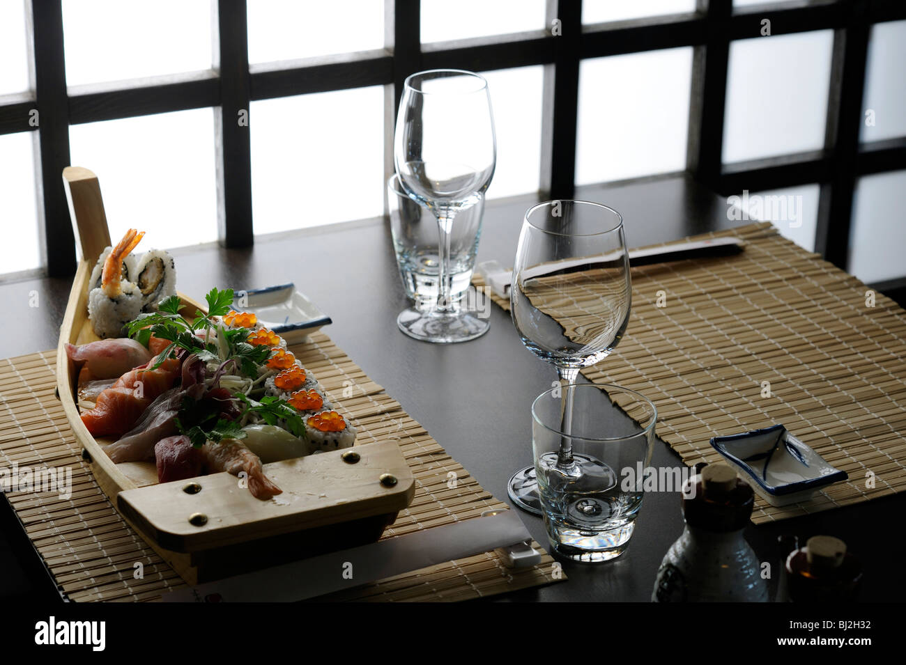 Una barca di sushi in una tabella di elegante ristorante giapponese Foto Stock