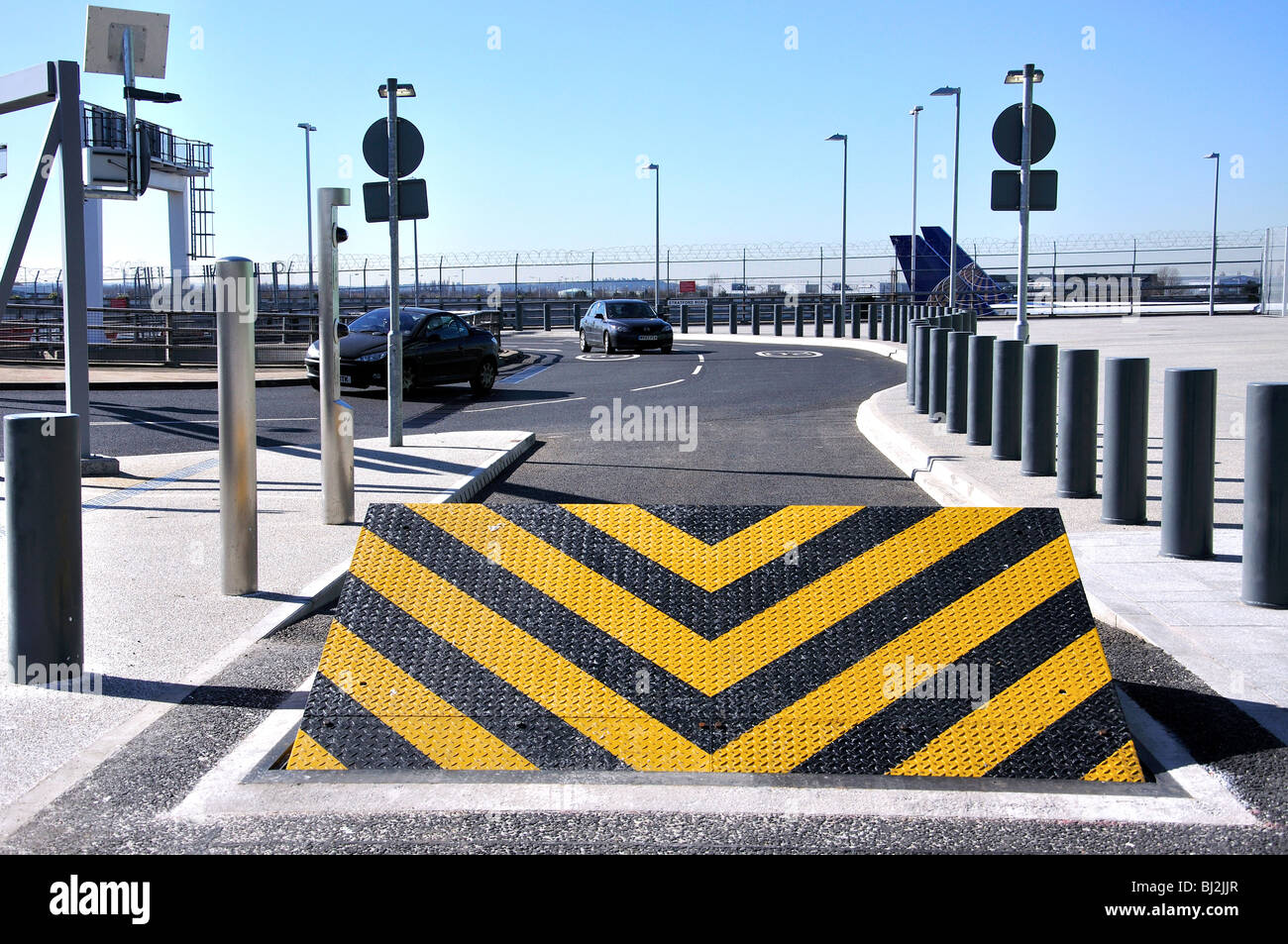 Sicurezza stradale barriera, Heathrow Terminal 4, Hounslow, Middlesex, Greater London, England, Regno Unito Foto Stock