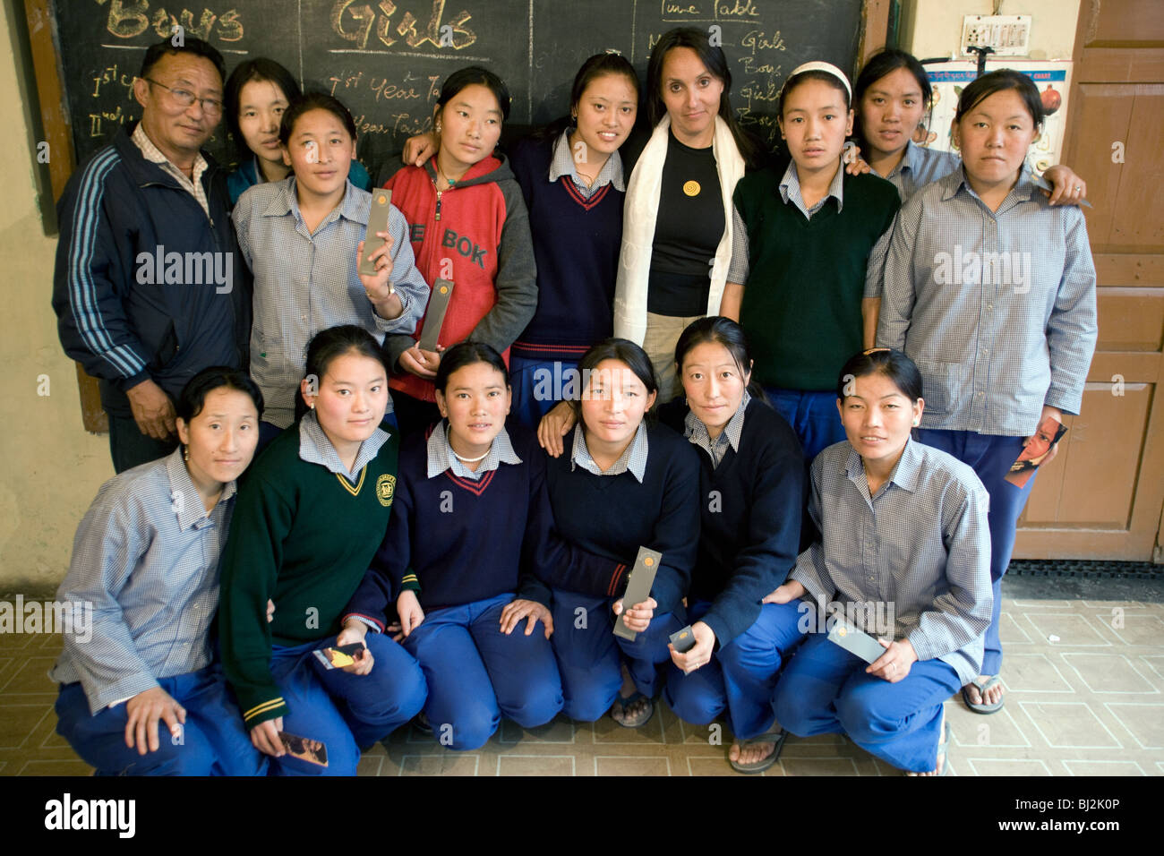 Lo sloveno viaggiatore del mondo e Guinness World Record titolare Benka Pulko con gli studenti del Villaggio dei Bambini Tibetani, Patlikul India Foto Stock