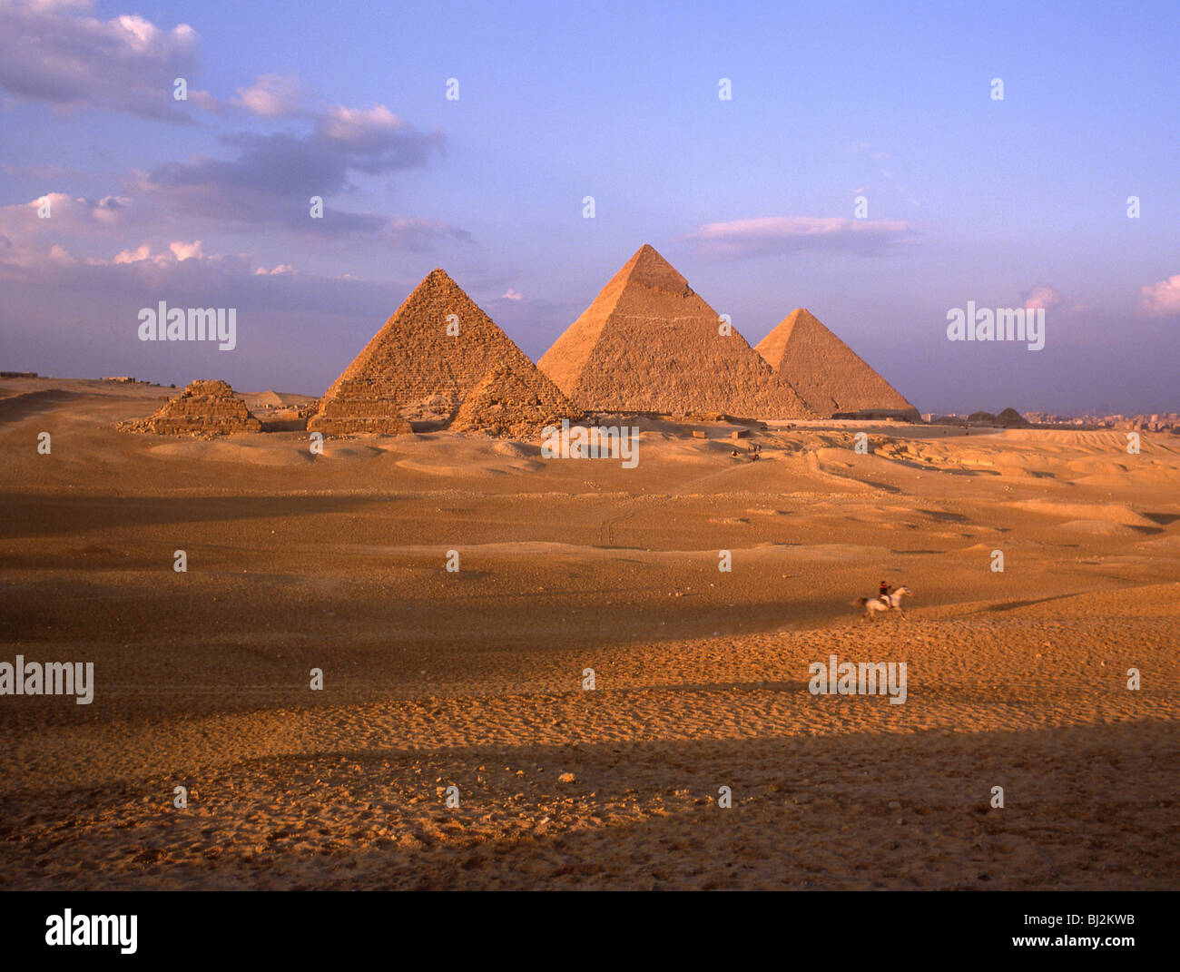 Le Grandi Piramidi di Giza all'alba, Giza, governate Giza, Repubblica di Egitto Foto Stock