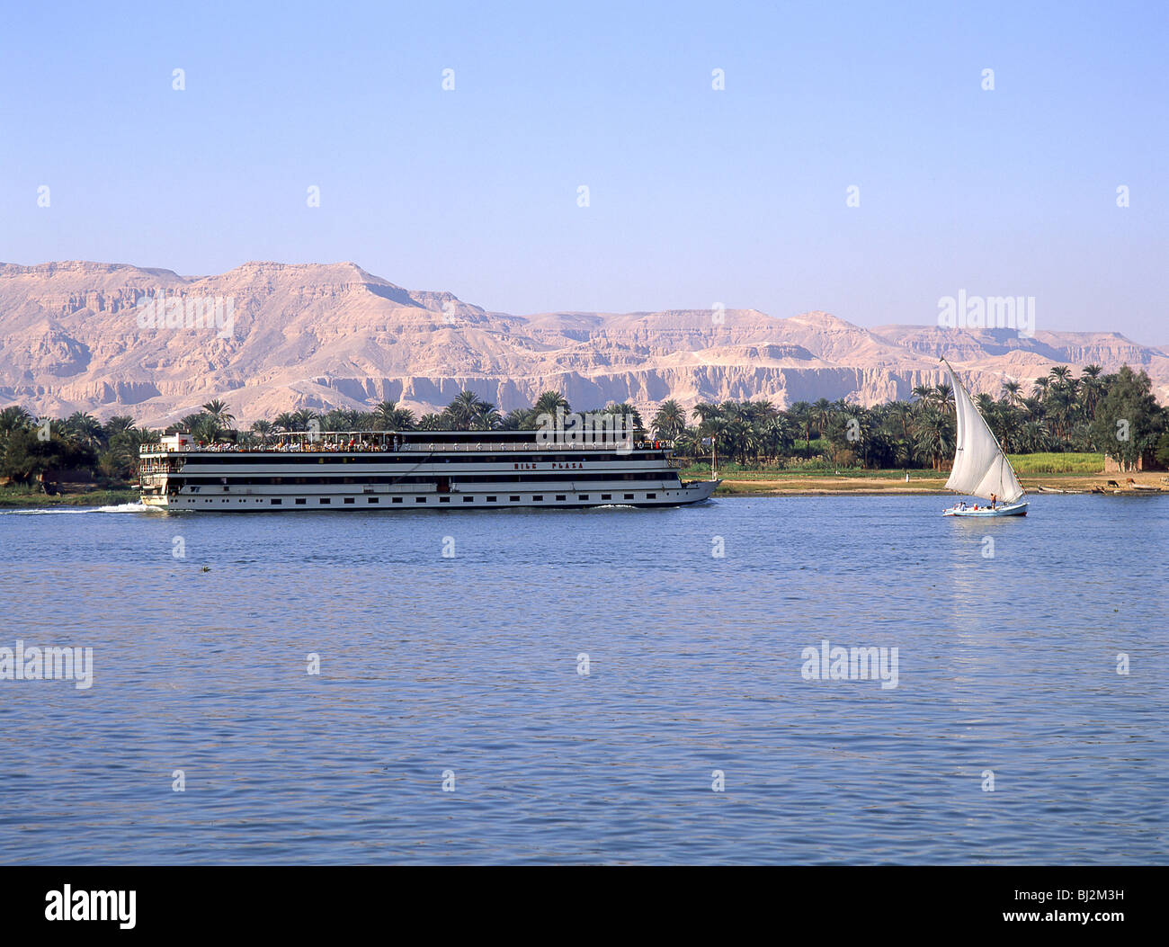 Crociera sul Nilo barca sul fiume Nilo, Luxor, governatorato di Luxor, Repubblica di Egitto Foto Stock