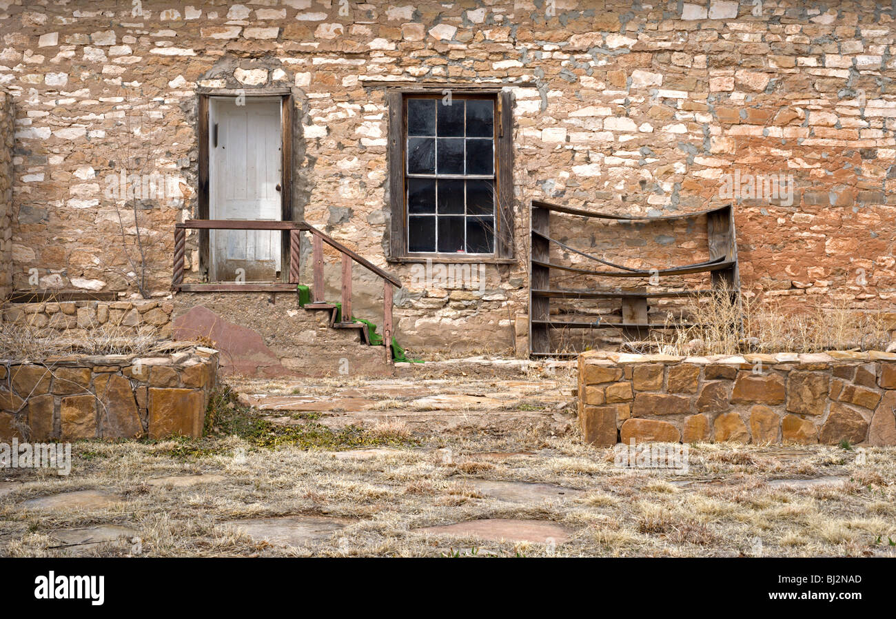 Un vecchio adobe e la costruzione di pietra a Billy the Kid's wild west town di Lincoln, Nuovo Messico. Foto Stock