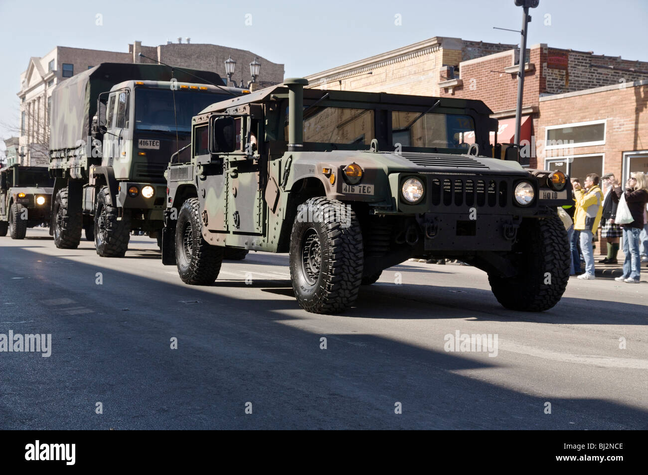 Stati Uniti Esercito Humvee e carrello. 2010 il giorno di San Patrizio Parade. Forest Park, Illinois. Foto Stock