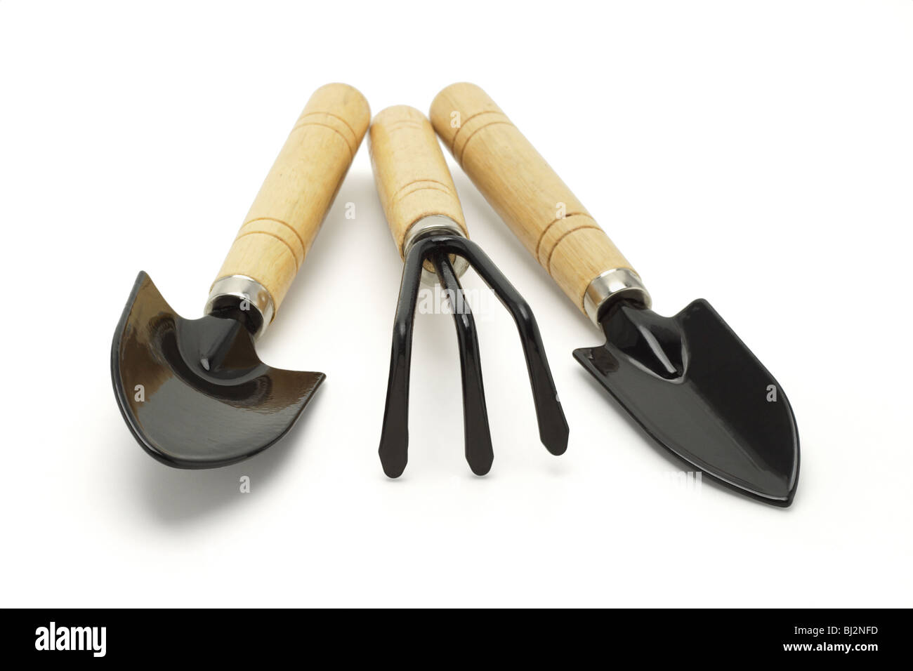 Utensili da giardinaggio disposti su sfondo bianco Foto Stock
