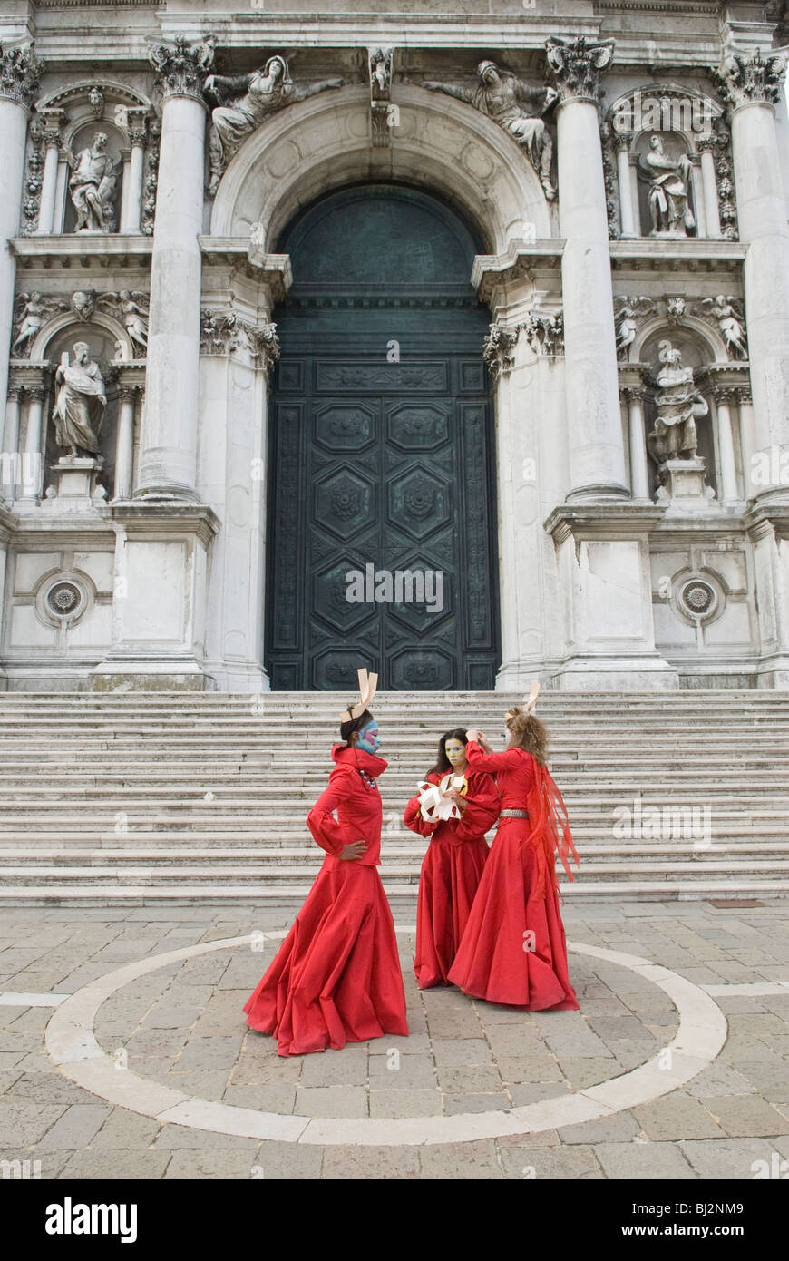 Venezia Italia tre attori al di fuori della chiesa di Santa Maria della Salute. HOMER SYKES Foto Stock
