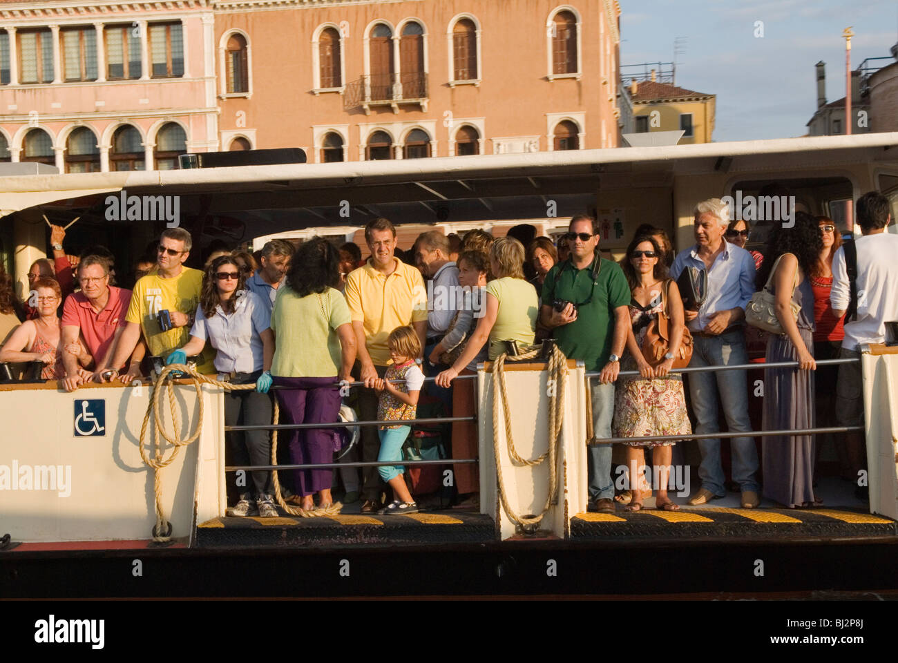 Venezia Italia folla affollato troppi turisti.per il turismo di massa. I turisti su un vaporetto HOMER SYKES Foto Stock