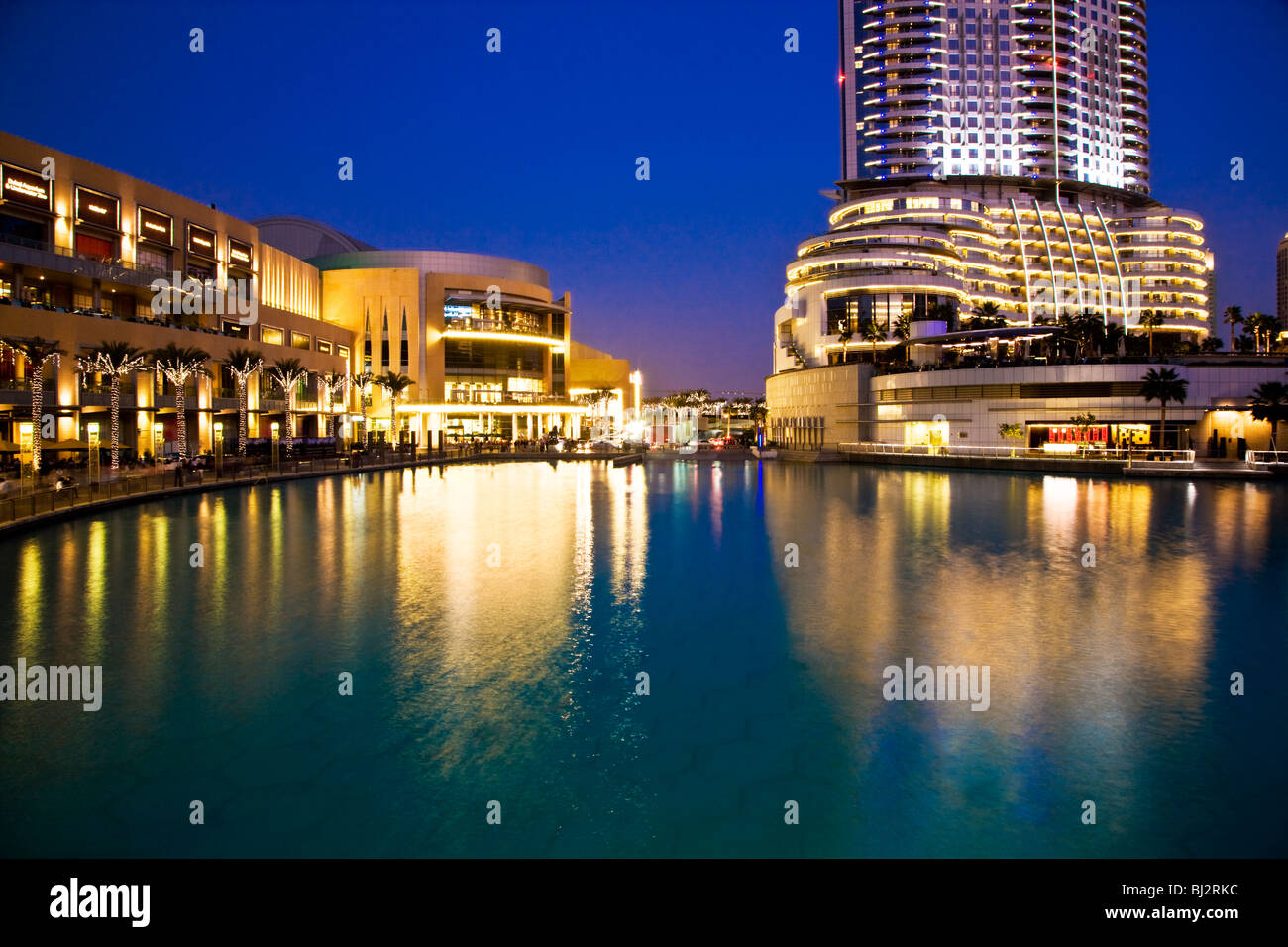 Twilight vista del centro cittadino di Dubai e Burj Dubai Lake. Dubai Shopping Mall a sinistra, l'indirizzo, un hotel di lusso a cinque stelle, a destra.. Foto Stock