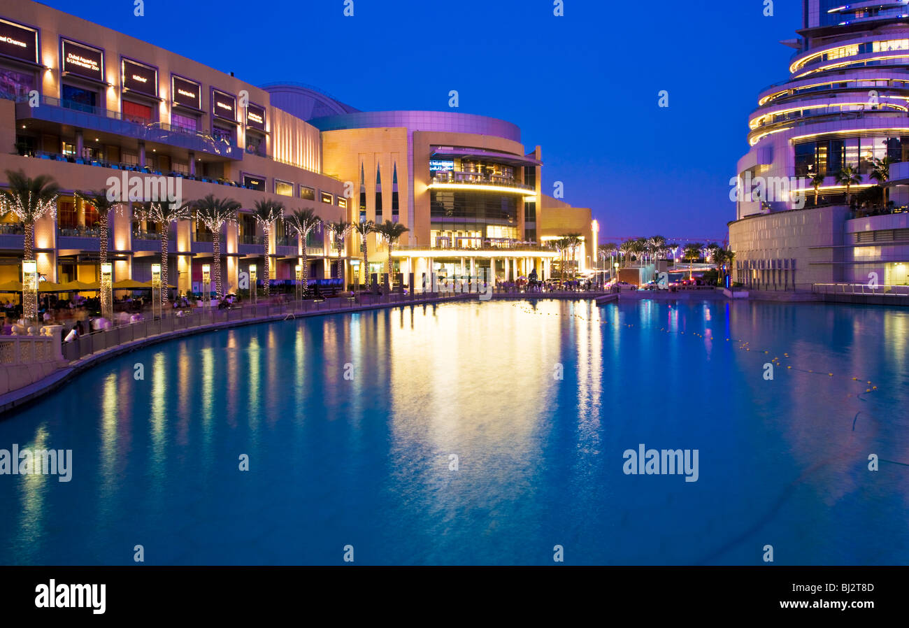 Twilight vista del centro cittadino di Dubai e Burj Dubai Lake. Dubai Shopping Mall a sinistra, l'indirizzo, un hotel di lusso a cinque stelle, sulla destra. Foto Stock