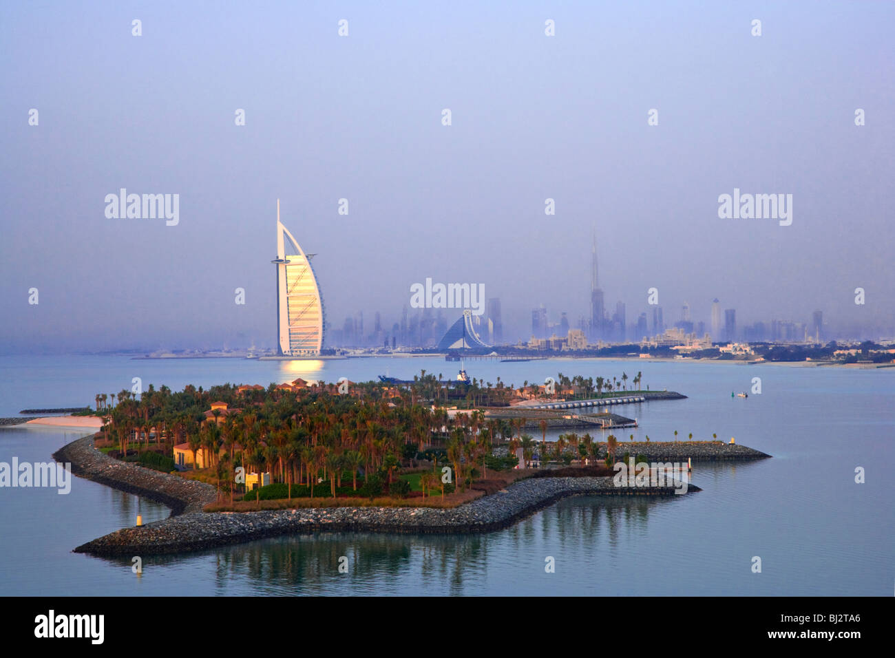 Luce della Sera su Burj al Arab Hotel e Jumeirah Beach Hotel, Burj Khalifa/Dubai sulla skyline. Jumeirah Palm Island in primo piano. Foto Stock