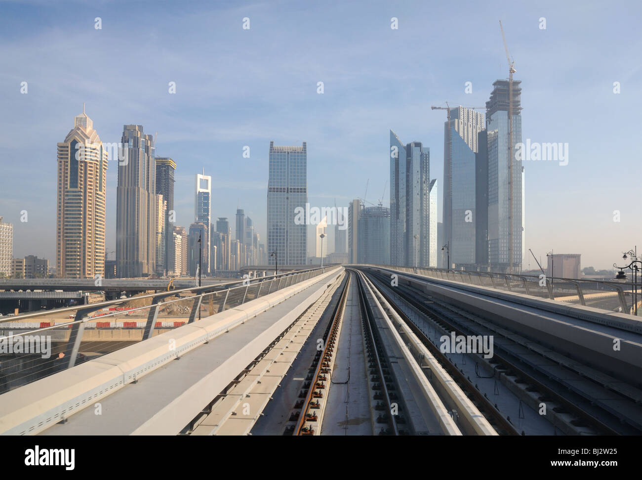 Metro le tracce in Sheikh Zayed Road, Dubai Emirati Arabi Uniti Foto Stock